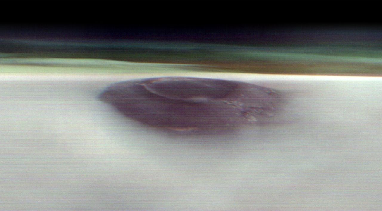 NASA pokazała wulkan na Marsie. Przebija się przez pas chmur lodowych