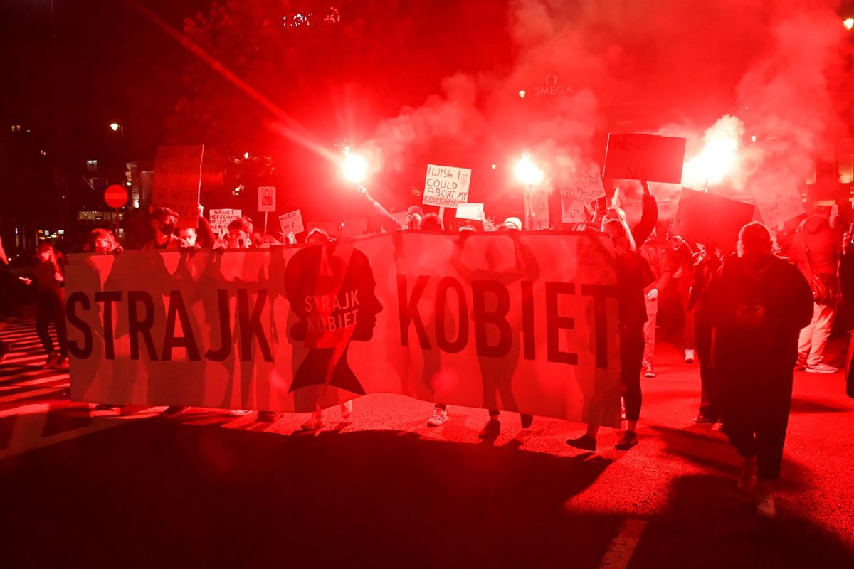 Strajk kobiet. Protesty na ulicach miast całej Polski (NA ŻYWO 26.10)