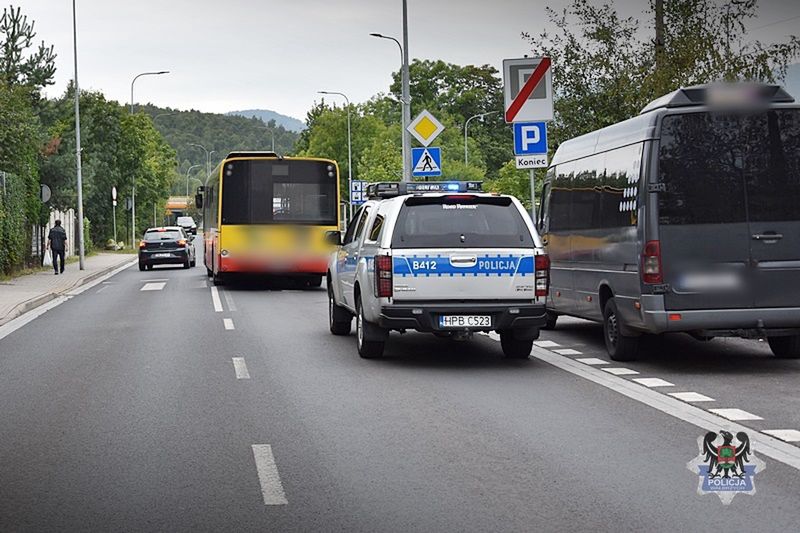 Wałbrzych. Kierowca miejskiego autobusu potrącił 13-latka