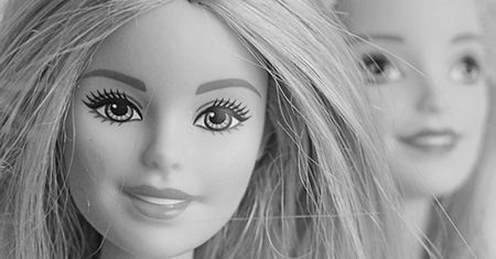 "Uważaj na selfie z Barbie". Ministerstwo Cyfryzacji apeluje o rozważność