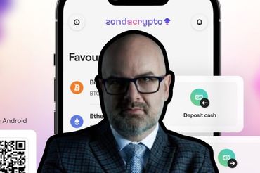 Artur Chodziński na tle aplikacji zondacrypto