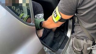 22-latek magazynował narkotyki w trudno dostępnym górskim terenie. Policjanci znaleźli jego dziuplę