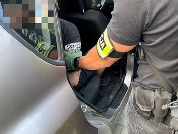 22-latek magazynował narkotyki w trudno dostępnym górskim terenie. Policjanci znaleźli jego dziuplę