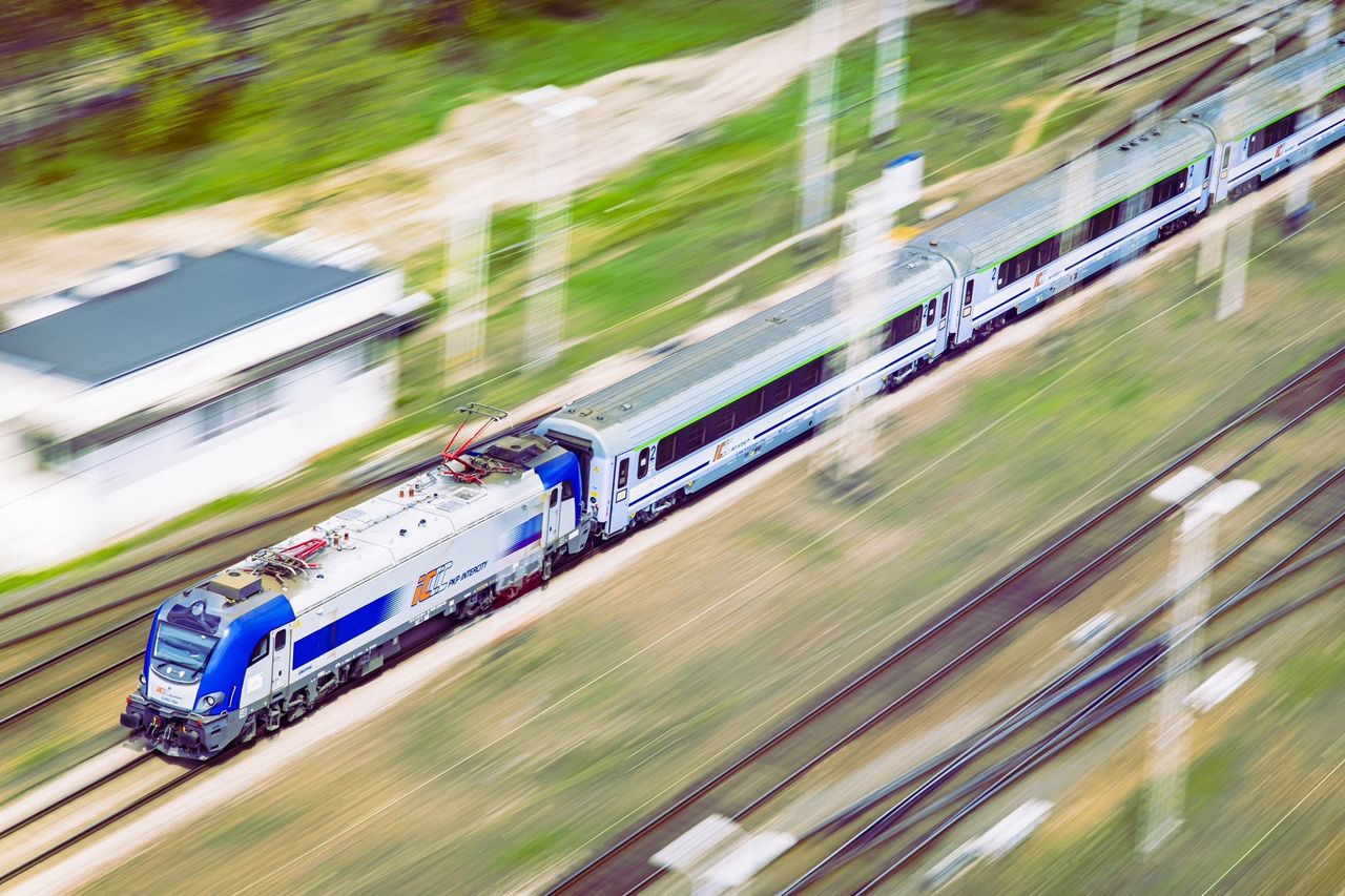 Najdłuższy pociąg klasyczny na świecie osiąga 200 km/h w Polsce. To rekord