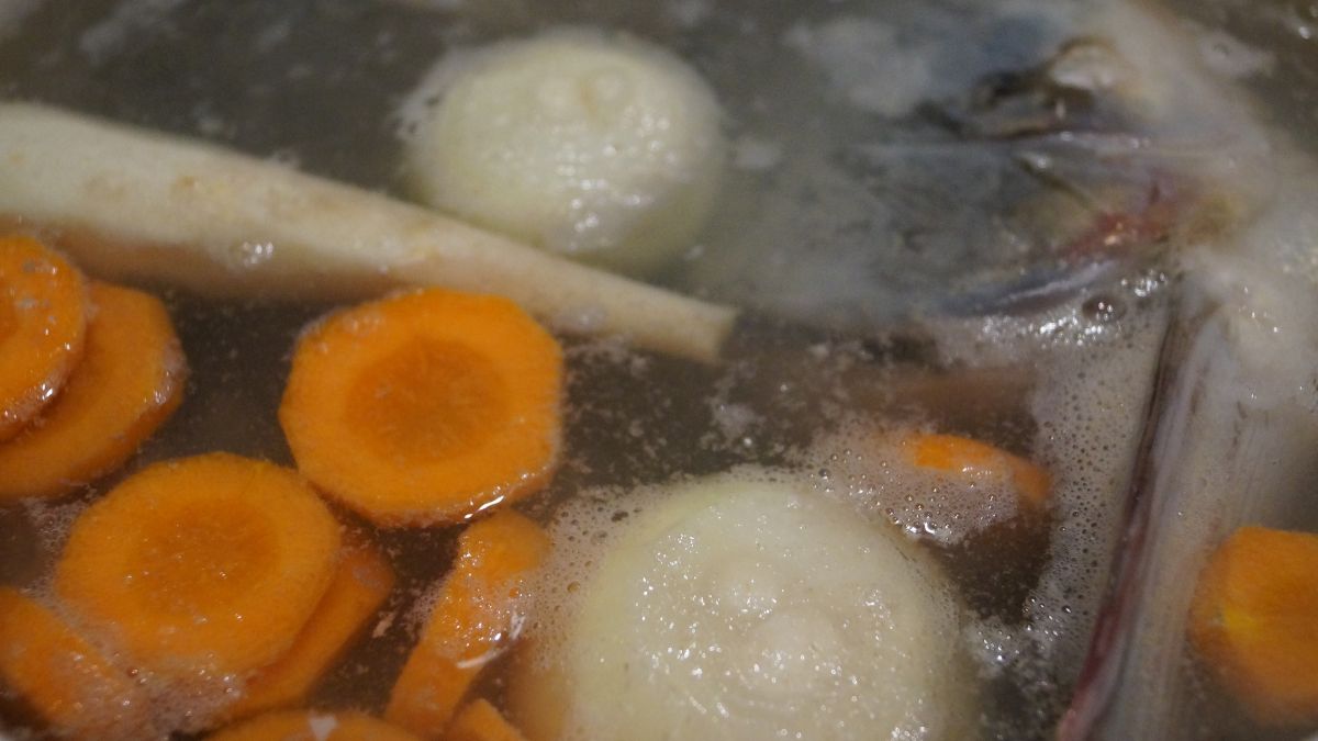 Czy powinniśmy pozbywać się szumowin z rosołu? 