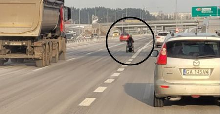 Jechał wózkiem inwalidzkim po ekspresówce. Oto dlaczego to zrobił