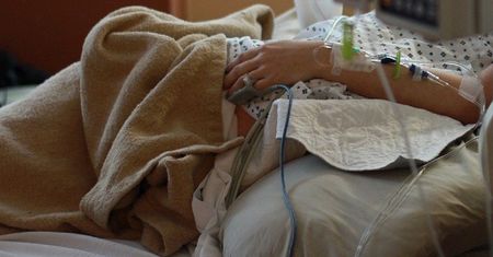 Tragedia na wakacjach na Podkarpaciu. Dziecko zakrztusiło się jedzeniem. Nie żyje