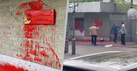 Incydent przed polską ambasadą w Moskwie. Czerwona farba na godle. Jest nagranie