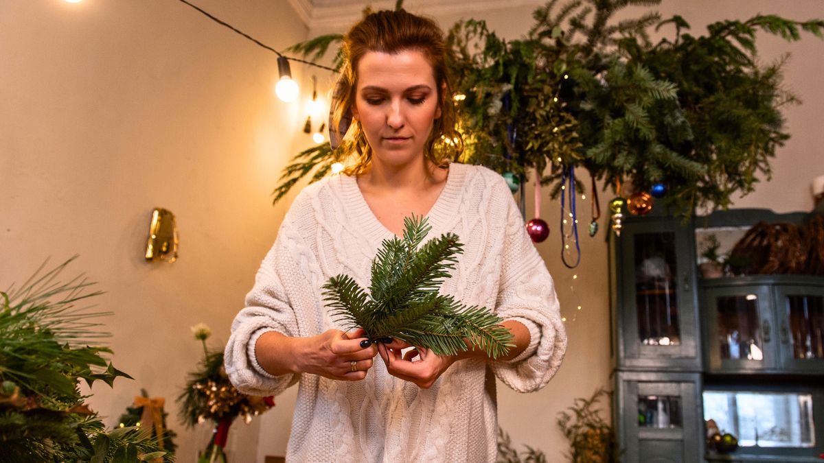 Kobieta robi dekoracje świąteczne