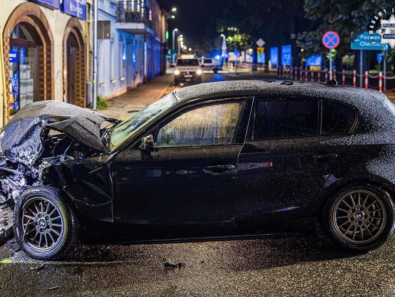 Kluczbork: Brawurowa jazda zakończona rozbiciem BMW i uszkodzeniem gazociągu. 21-latek stracił prawo jazdy