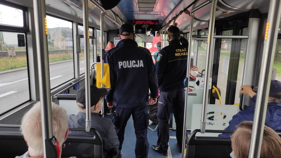 W zamkniętej przestrzeni, którą odwiedza wiele osób, znacznie łatwiej o zarażenie