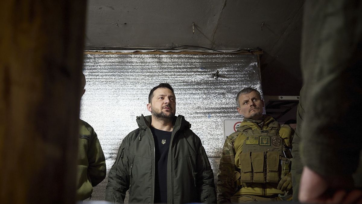 A handout picture made available by the Presidential Press Service shows Ukrainian President Volodymyr Zelensky speaking with commanders during his trip to the Donetsk region, Ukraine, 29 December 2023. President of Ukraine Volodymyr Zelenskyy visited the advanced checkpoint of the 110th Separate Mechanized Brigade named after General-Corporal Marko Bezruchko, staying in Avdiivka. EPA/PRESIDENTIAL PRESS SERVICE HANDOUT HANDOUT HANDOUT EDITORIAL USE ONLY/NO SALES HANDOUT EDITORIAL USE ONLY/NO SALES Dostawca: PAP/EPA.