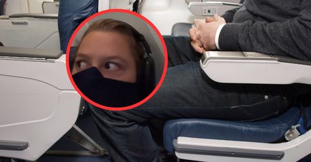 Siedzieli obok niej w samolocie. Nie była w stanie wytrzymać zapachu