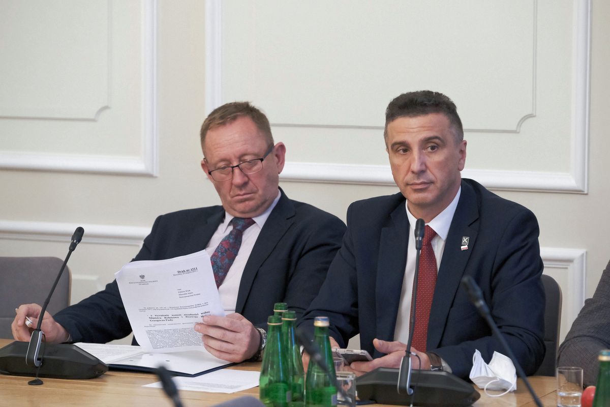 Poseł Kukiz'15 Jarosław Sachajko (z prawej) liczy na poparcie projektu