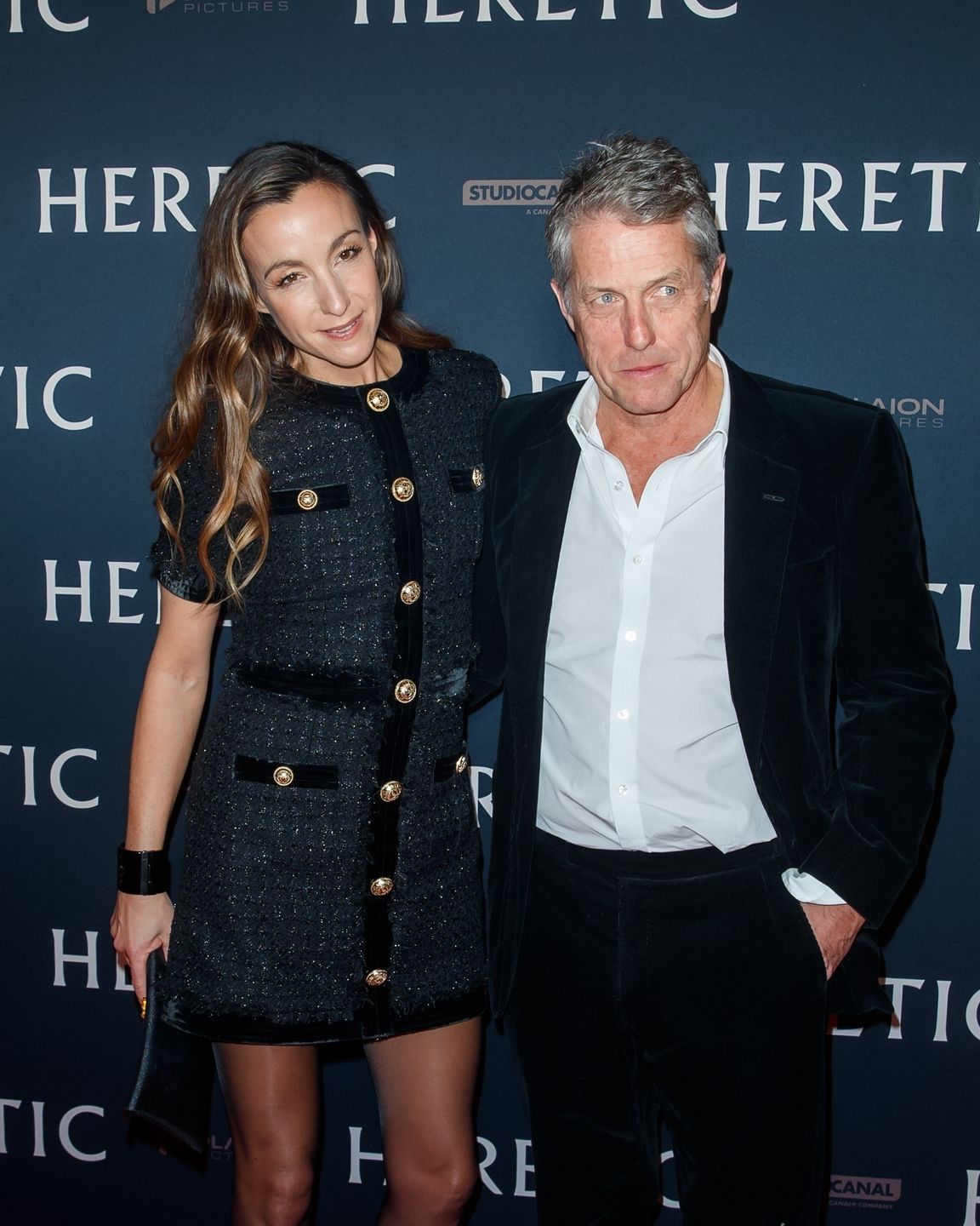 Hugh Grant bryluje z młodszą o 23 lata żoną na premierze