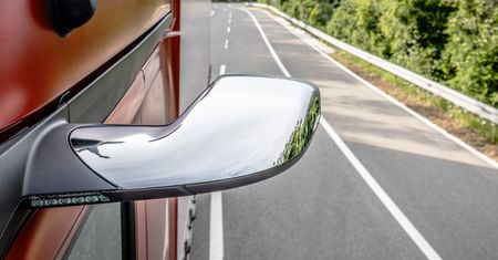 Namiastka autonomii oraz kamery zamiast lusterek w nowych ciężarówkach Mercedesa