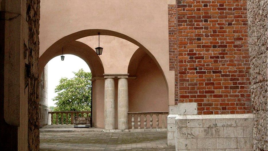 Tak zwany dziedziniec Batorego na Wawelu. Do początku XX wieku wznosiła się na nim łaźnia królowych (fot. Cancre, lic. CC-BY-SA 4,0).
