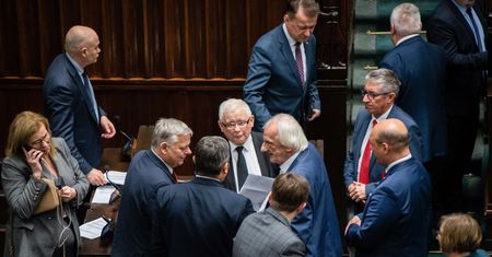 PiS buduje imperium. "Będą mieli gdzie się ewakuować"