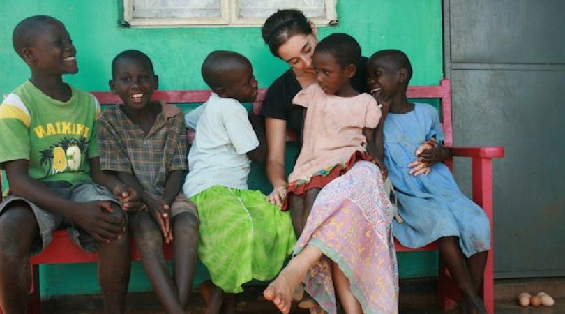 Katie opiekująca się swoimi uczniami 