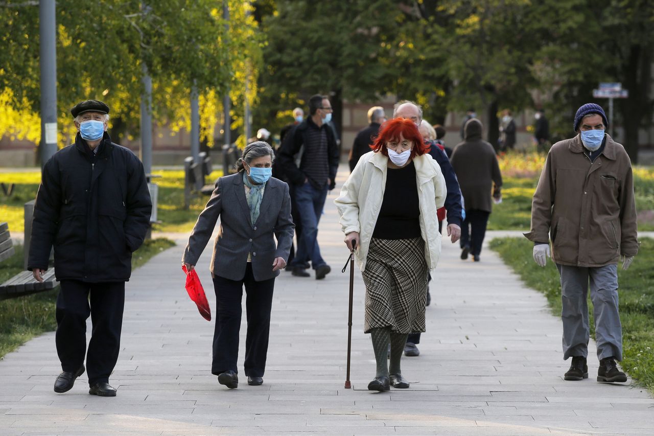 Etapy odmrażania gospodarki. Godziny dla seniorów na nowych zasadach. Sprawdzamy szczegóły