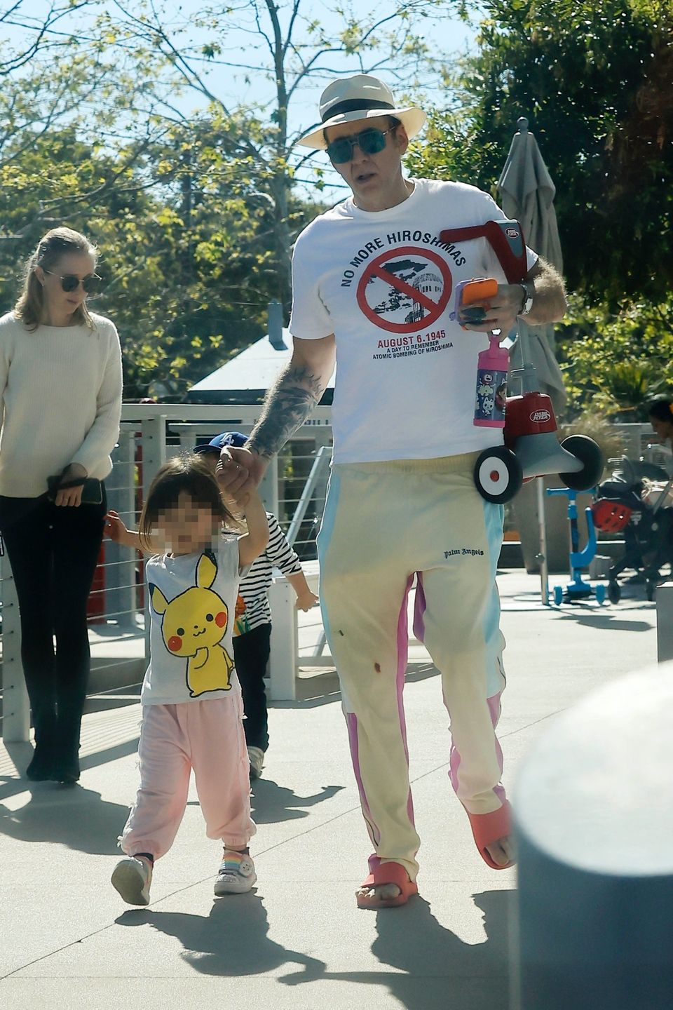 *EXCLUSIVE* Nicolas Cage takes daughter Francesca to the park and lunch in Los AngelesStefan / BACKGRID / Backgrid USA / ForumNicolas Cage, Actor, Daughter, Francesca, Park Outing, Lunch, Child, Dad Duty, Parenting, Hiroshima Shirt, Hat, Sweatpants, Sandals, Shades
