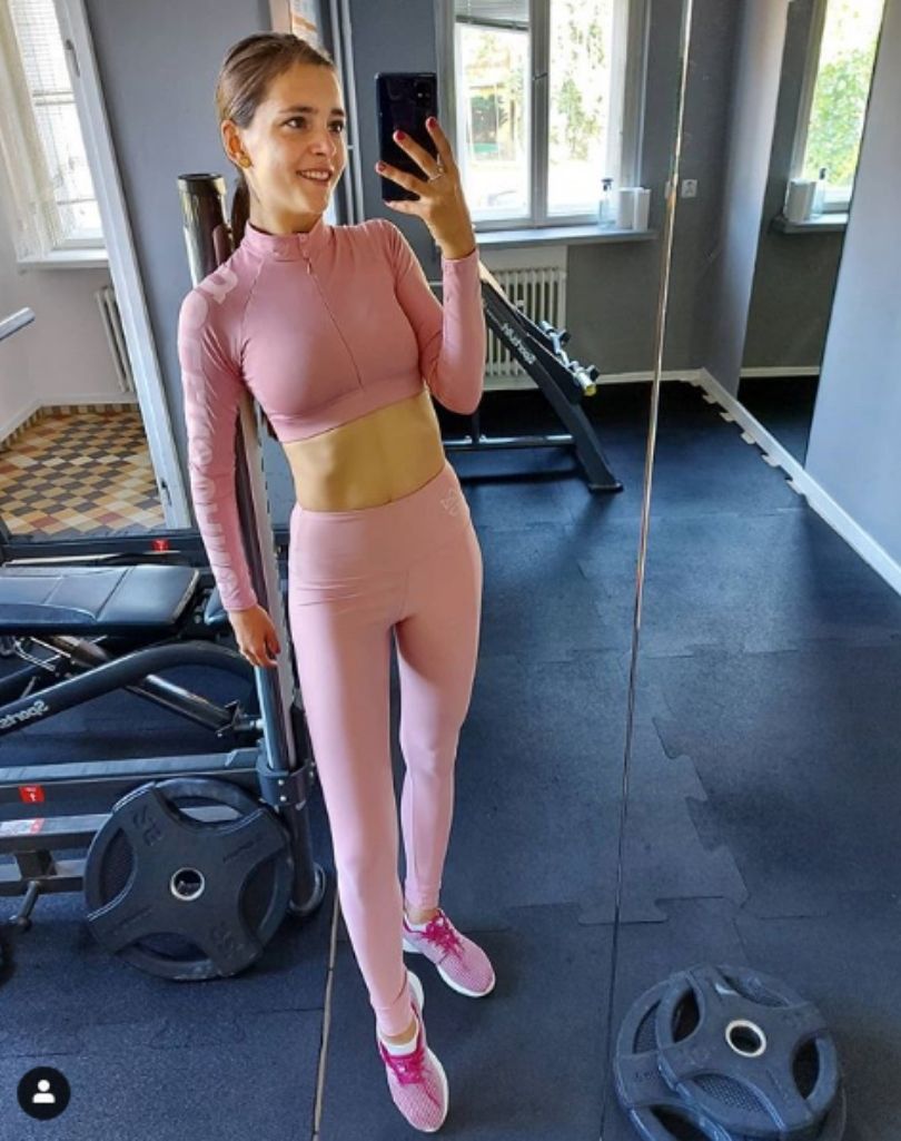 Influencerka rozprawia o decyzji TK, po czym reklamuje batonika