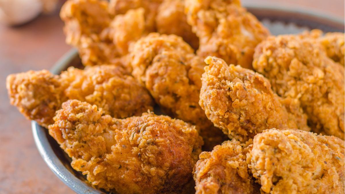 Jest prosty sposób na kurczaki w złotej i chrupiącej panierce