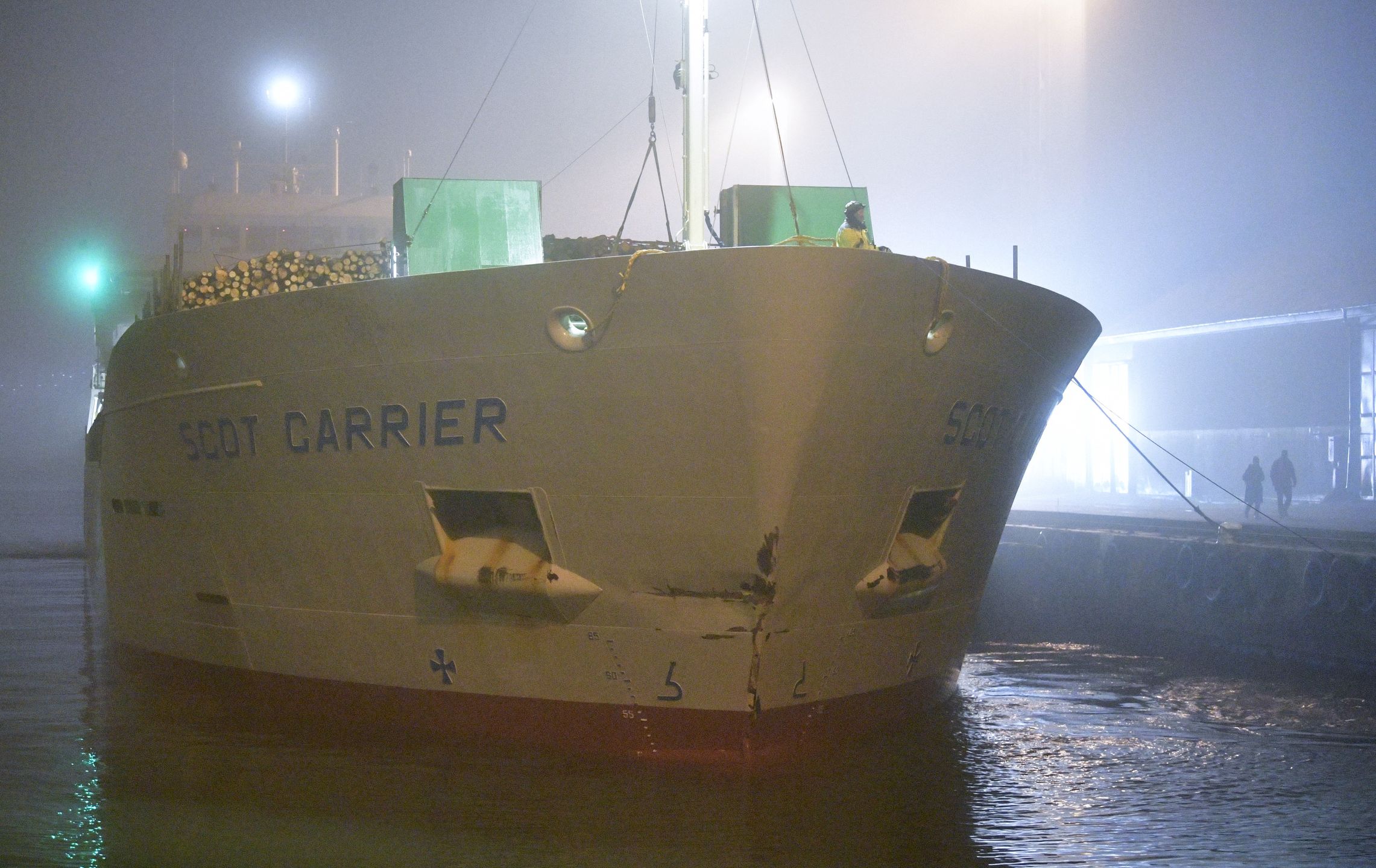 Brytyjska jednostka "Scot Carrier" po wypadku w porcie w Ystad