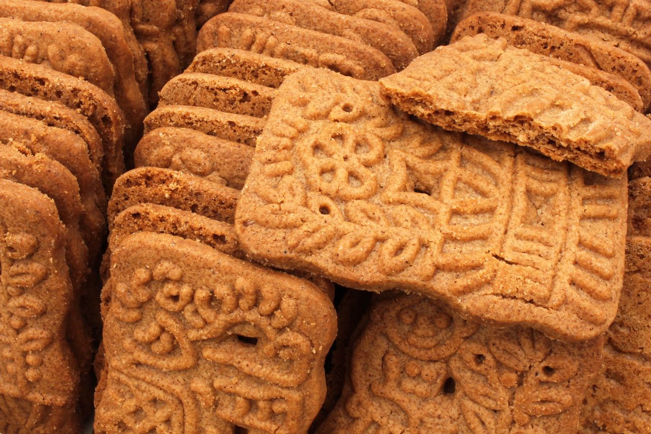 Dutch tradition: Spiced speculaas biscuits on warm winter tables