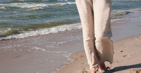 5 najlepszych spodni na lato - jakie modele nosić w upał?