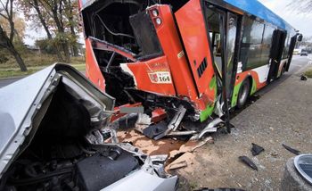 Puławy: Nietrzeźwy kierowca opla uderzył w latarnię i autobus komunikacji miejskiej