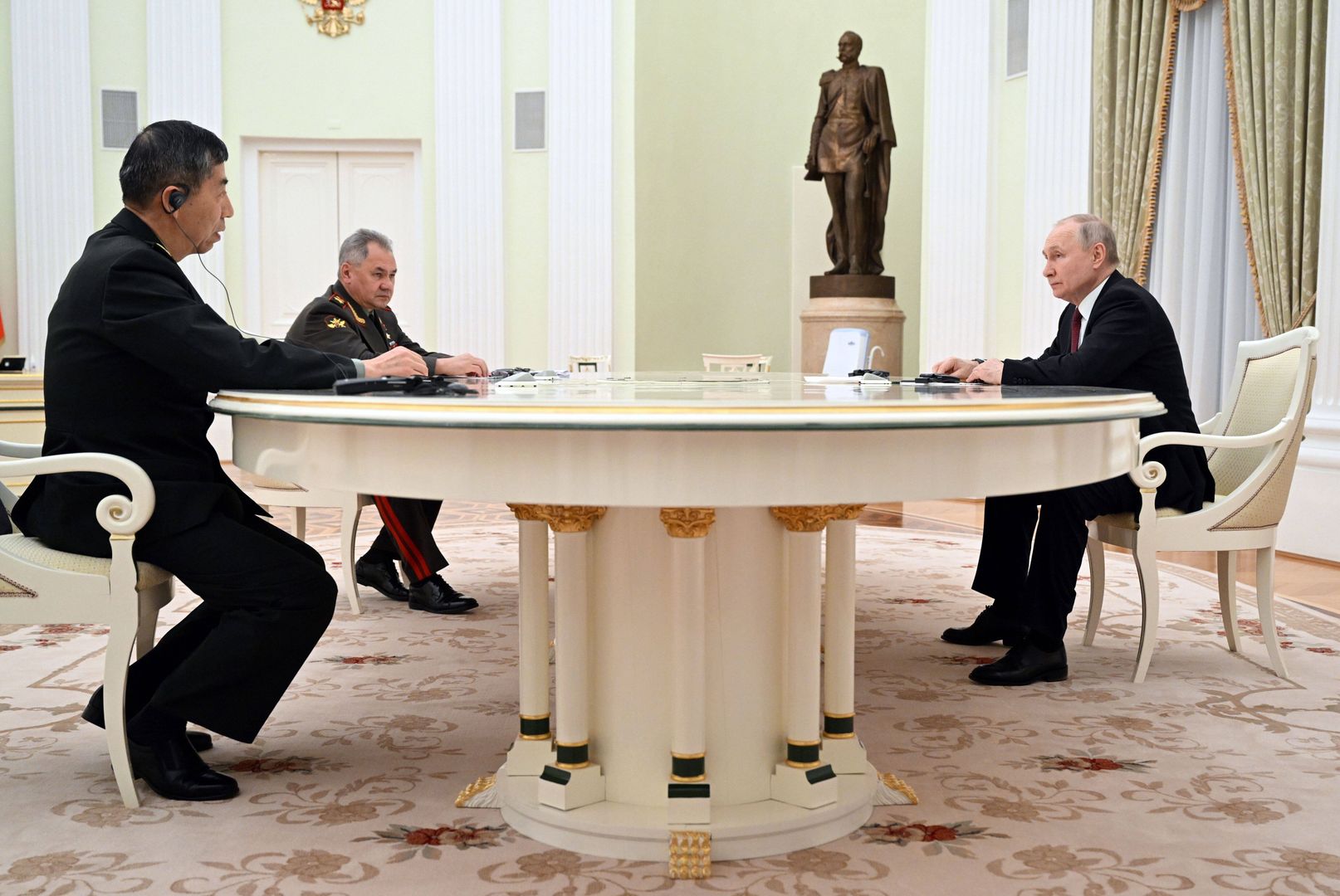 Russian President Putin meets Chinese Defence Minister Li in Moscowepa10576053 Russian President Vladimir Putin (R), Chinese Defence Minister Li Shangfu (L) and Russian Defence Minister Sergei Shoigu (2-L) attend a meeting in Moscow, Russia, 16 April 2023. Chinese State Councilor and Defense Minister General Li Shangfu is on an official visit to Russia from 16 to 19 April.  EPA/PAVEL BEDNYAKOV/SPUTNIK/KREMLIN / POOL Dostawca: PAP/EPA.PAVEL BEDNYAKOV/SPUTNIK/KREMLIN / POOL