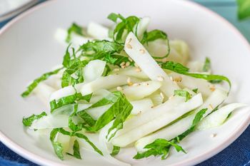 Nie znam bardziej chrupiącego warzywa na surówkę. Pomoże strawić nawet ciężki obiad