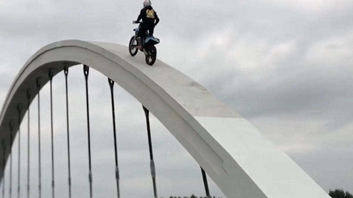 Motocyklem wjechał na konstrukcję mostu 