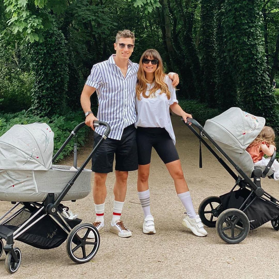 Anna i Robert Lewandowscy na rodzinnym spacerze z Laurą i Klarą