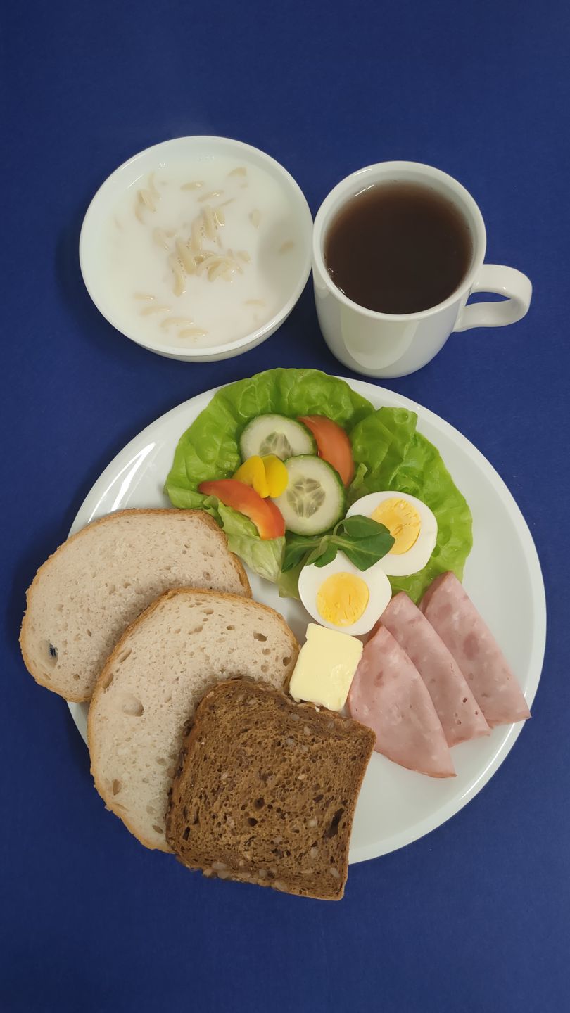 Makaron na mleku, Jajko na sałacie, Szynka, Bukiet świeżych warzyw, Pieczywo mieszane, Masło, Herbata