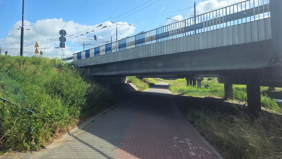 Ścieżka rowerowa wzdłuż Bystrzycy pod mostem al. Unii Lubelskiej