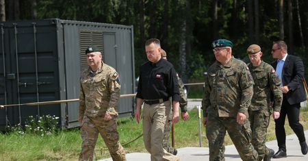 Chaotyczne decyzje Błaszczaka. Wojsku brakuje nawet kurtek