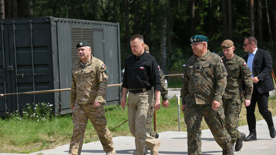 Jaryłówka, 12.08.2023. Minister obrony narodowej Mariusz Błaszczak (2L) oraz dowódca Generalny Rodzajów Sił Zbrojnych gen. Wiesław Kukuła (L) podczas wizyty w bazie wojskowej w Jaryłówce, 12 bm. Szef MON ogłosił decyzję o stworzeniu wojskowego zgrupowania zadaniowego w operacji Rengaw celem szkolenia wojska na granicy z Białorusią. (jm) PAP/Michał Zieliński