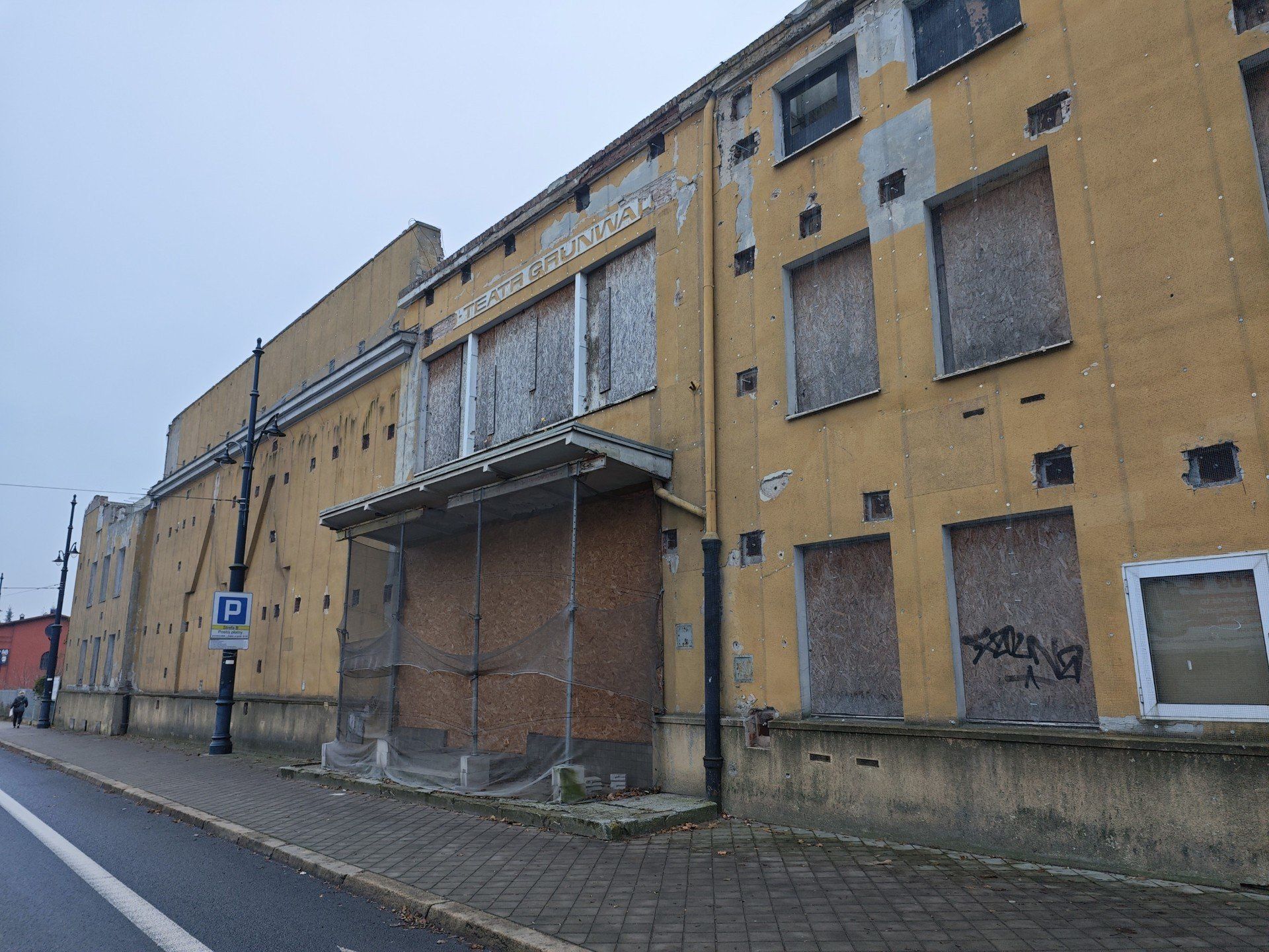 Przy ul. Warszawskiej, po dawnym kinoteatrze &#34;Grunwald&#34; powstanie nowa siedziba Teatru Muzycznego w Toruniu. Chętni ją zaprojektować zgłosili się z całego kraju, a nawet z Londynu. Szczegóły: w tekście.