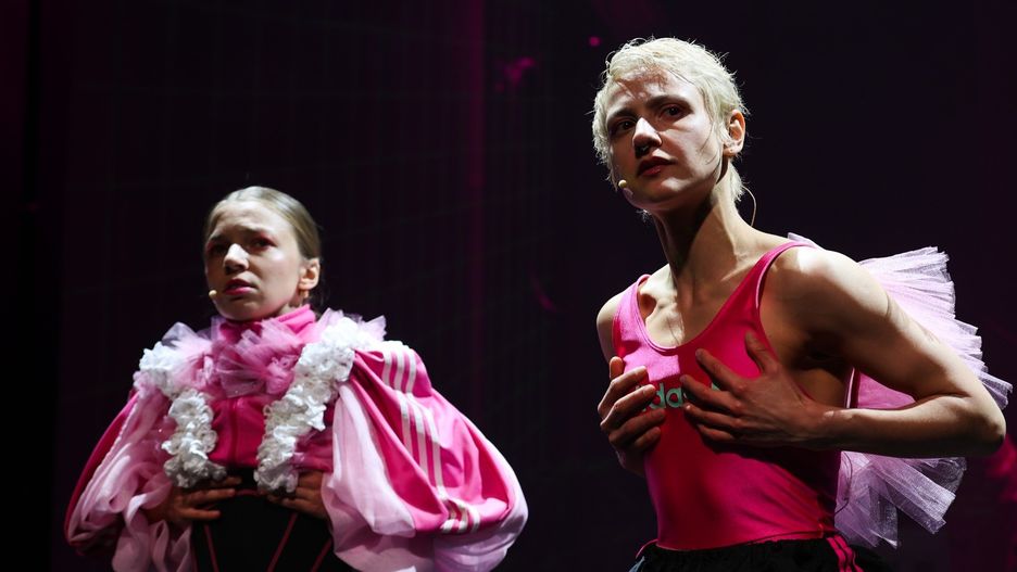 Współczesna wersja greckiego mitu o Psyche i Erosie przeplata się na scenie Teatru KTO ze współczesnymi historiami uchodźczyń