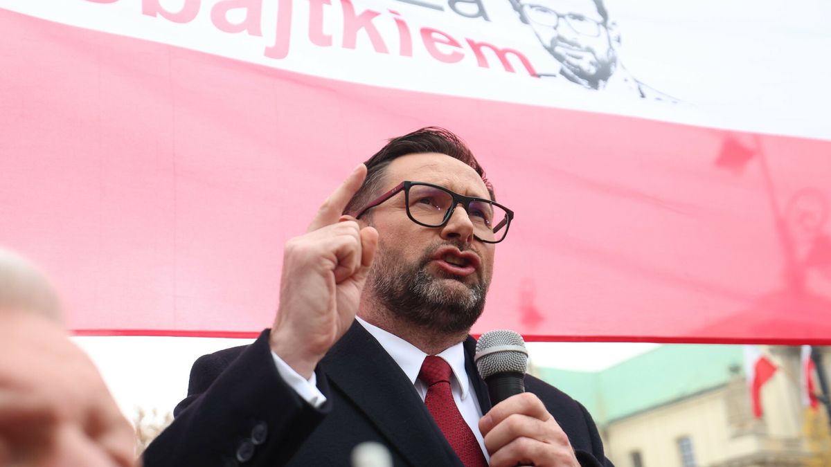 Daniel Obajtek wsparty przez demonstrantów przed przesłuchaniem