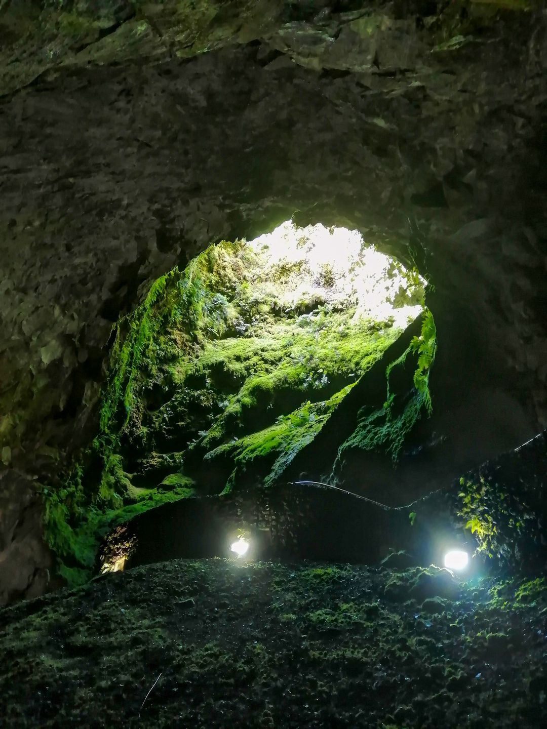 Algar do Carvão na wyspie Terceira na Azorach