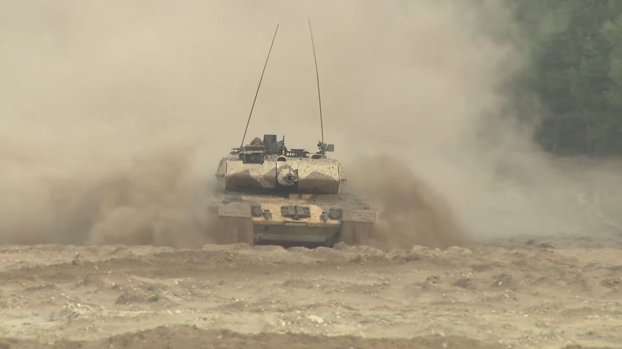 Czołg Leopard 2A7+ na poligonie.