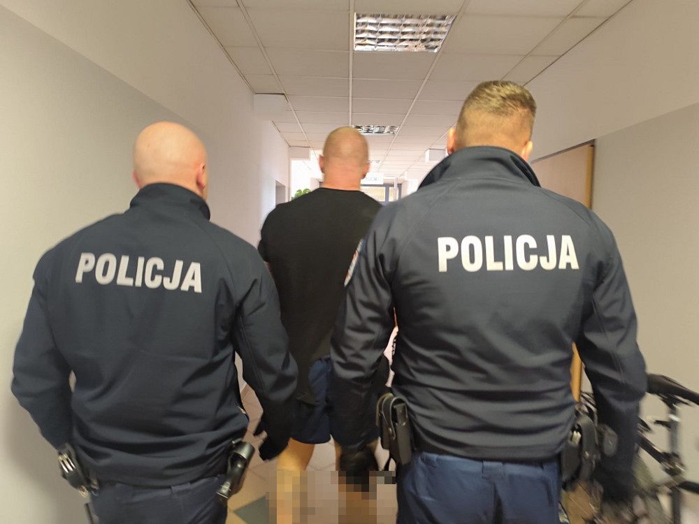 Włamanie do salonu jubilerskiego. Policja pokazała zdjęcia.