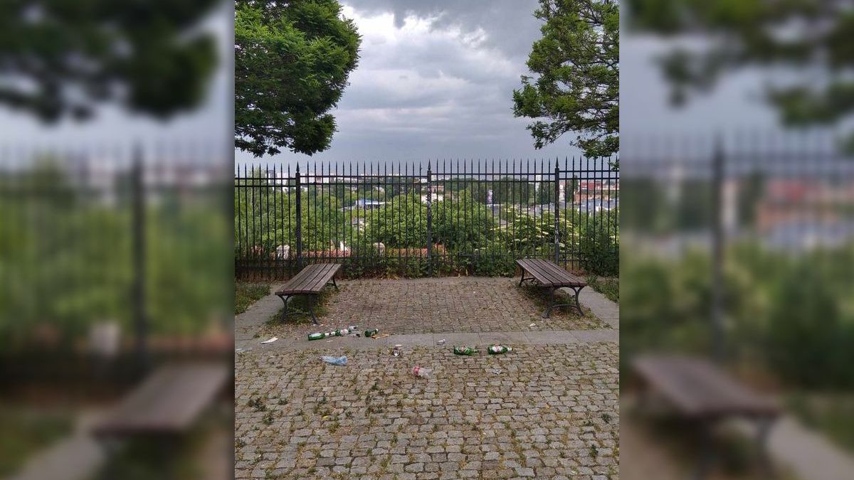 Zalegające śmieci, butelki po piwie i napojach na placu przy dawnym teatrze H. CH. Andersena na Starym Mieście