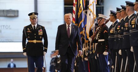 Koniec z "wymyślonymi" zaimkami w armii. Trump podpisuje szereg dekretów