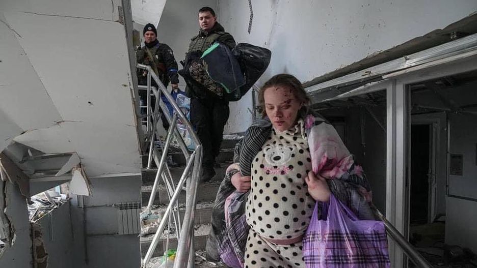 Kilka dni temu świat obiegło zdjęcie ciężarnej pacjentki uciekającej z ostrzelanego przez rosyjskie wojska szpitala położniczego w Mariupolu na wschodzie Ukrainy. Dziś wiadomo, że kobieta ma na imię Marianna oraz, że urodziła zdrową dziewczynkę. Fot: Twitter /@olgatokariuk