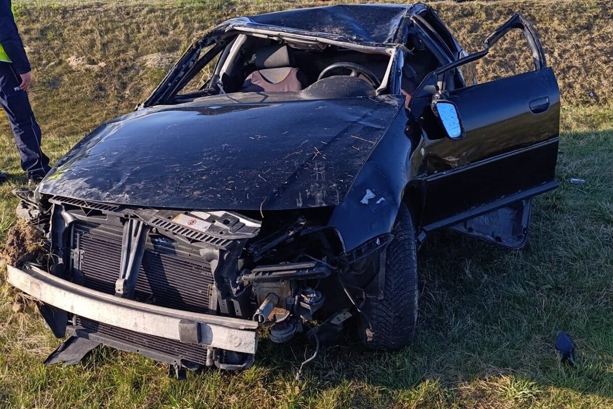 Roztrzaskane Audi na DK17 w powiecie puławskim