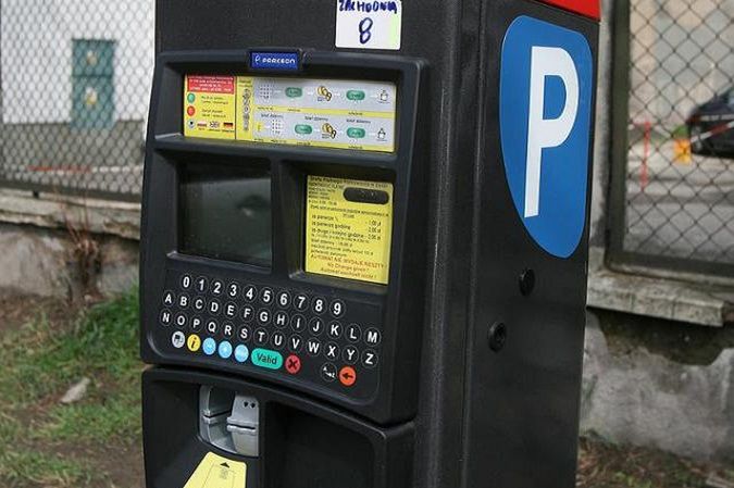 Parkingi, kina, gabinety lekarskie. Technologia w praktyce – utrudnia, a nie ułatwia